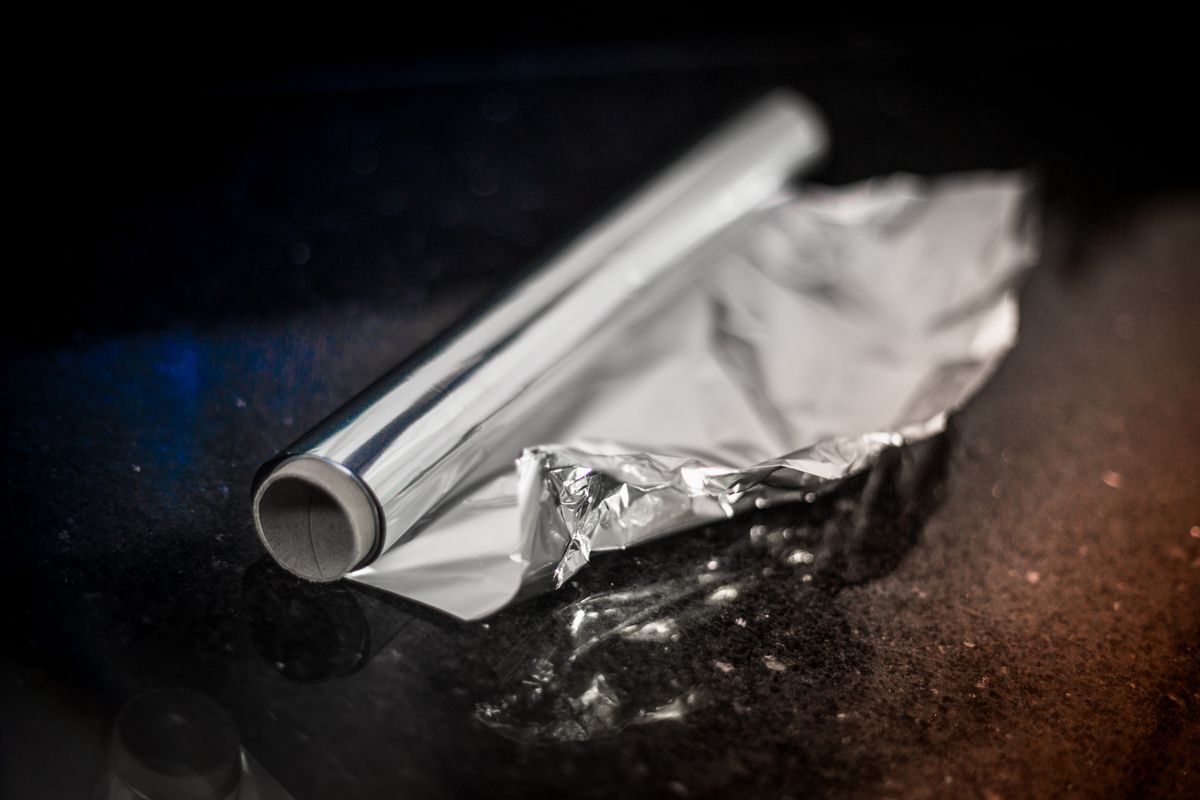 пищит ли фольга. что заворачивают в фольгу. бумага для запекания и фольги на протвени. мобильник и фольга. мясо в бумаге для запекания.