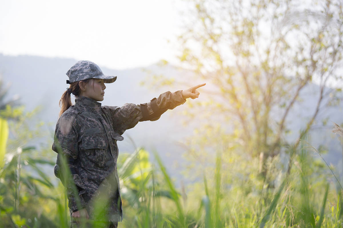 donna asiatica militare