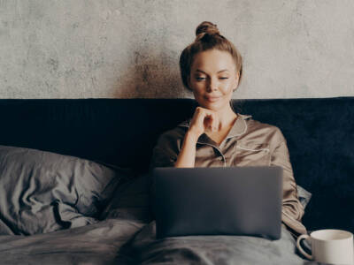 donna guarda film letto