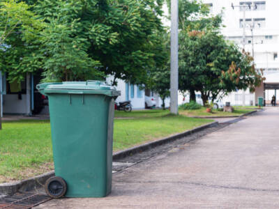 cassonetto spazzatura strada