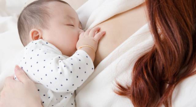 Come tenere neonato dopo poppata