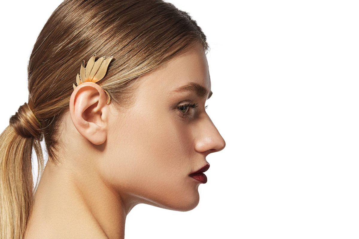 Donna Profilo Orecchino a Cuffia Capelli Coda Rossetto Vestito