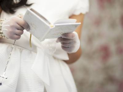 Rosario Vestito Bianco Guanti Libro Lettura Comunione