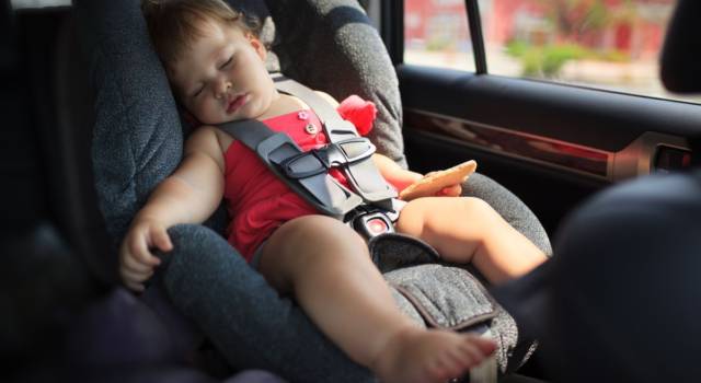 Le norme sull&#8217;utilizzo del rialzino auto per bambini