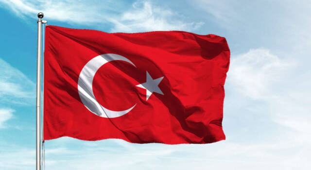 Turchia: il governo dice &#8220;no&#8221; a trucco, tatuaggi e capelli colorati nelle scuole