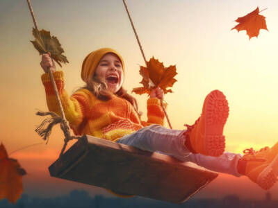 bambina autunno altalena