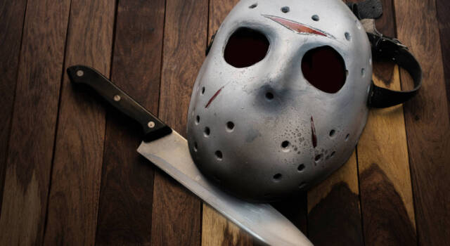 Uomo terrorizza le persone travestito da Jason di Friday the 13th