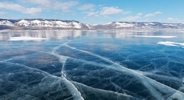Lanciare un sasso in un lago ghiacciato e quello che accade è davvero inaspettato