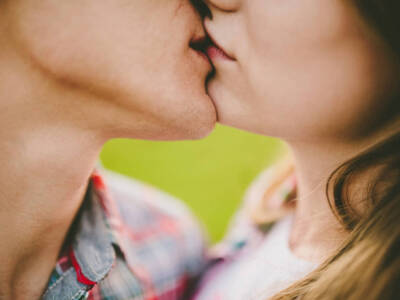Secondo la scienza baciare fa bene, soprattutto alle donne
