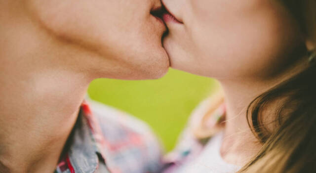 Una suora interrompe set fotografico per un bacio tra due donne: &#8220;Che fate!&#8221;