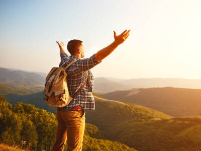 uomo felice montagna libertà