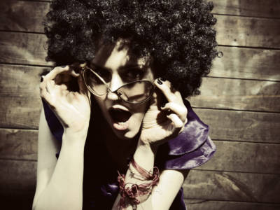 donna parrucca occhiali vintage