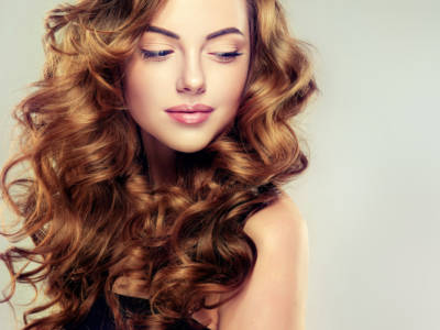 capelli ricci acconciatura donna