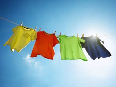 bucato steso maglie colorate