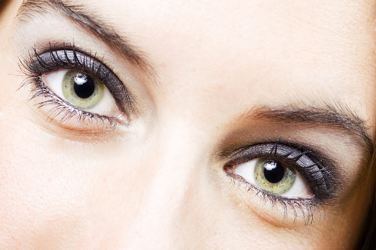 У женщины блестят глаза. Блики в глазах. Зелёные глаза. Светло зеленые глаза. Блеск женских глаз.