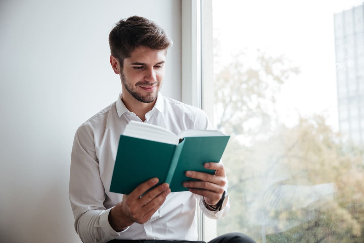 uomo libro leggere