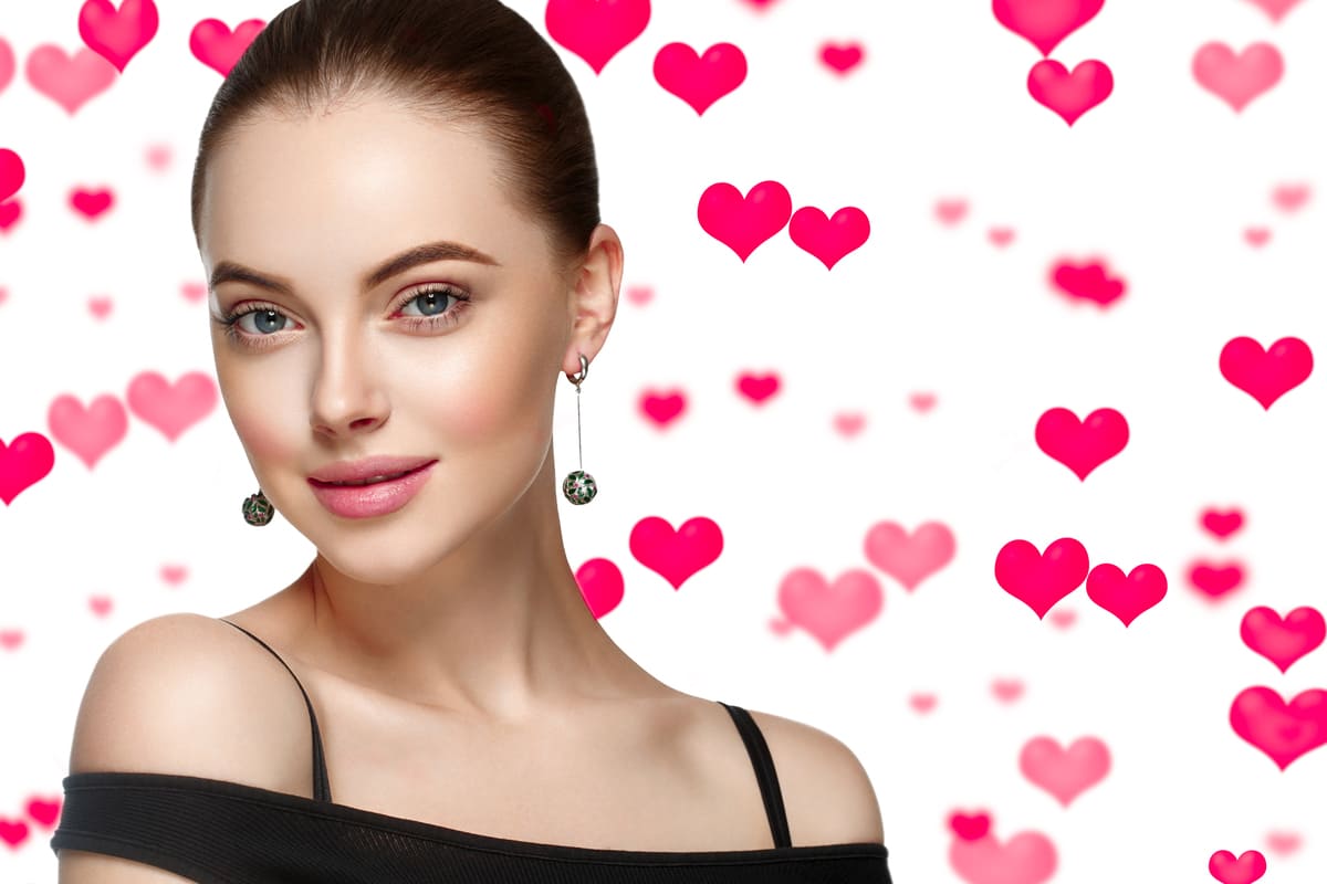 donna viso cuori capelli raccolti