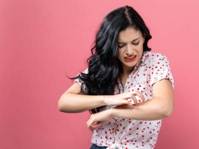 Ragazza Donna Prurito Grattare Braccio