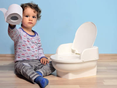 Bambino con carta igienica