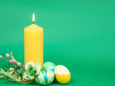 Centrotavola di Pasqua con le candele