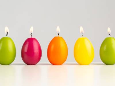candele accese colorate uova pasqua