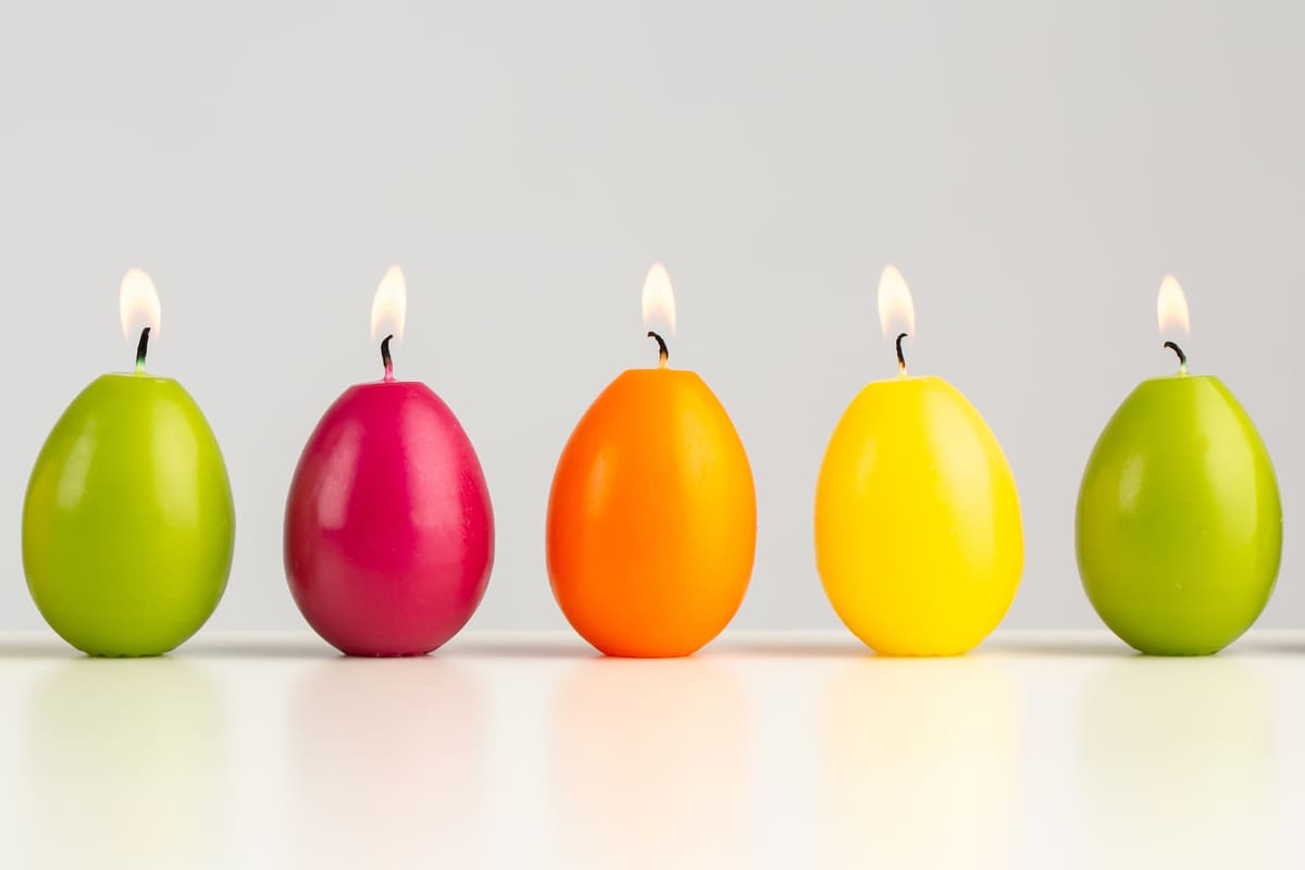 candele accese colorate uova pasqua