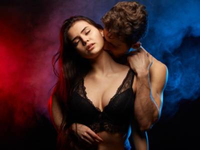 Coppia Bacio Collo Succhiotto