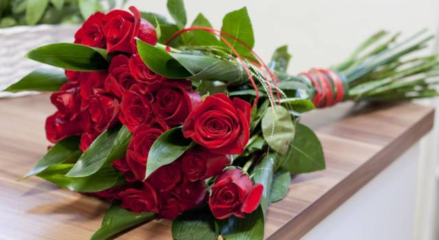 Significato bouquet sposa con rose rosse