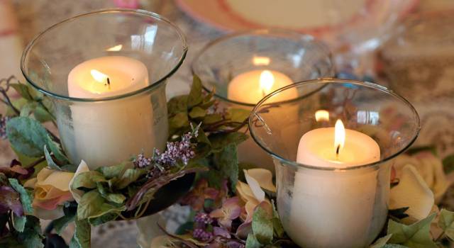 Centrotavola matrimonio con candele colorate