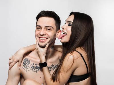 coppia ragazzo ragazza lingua orecchio leccare