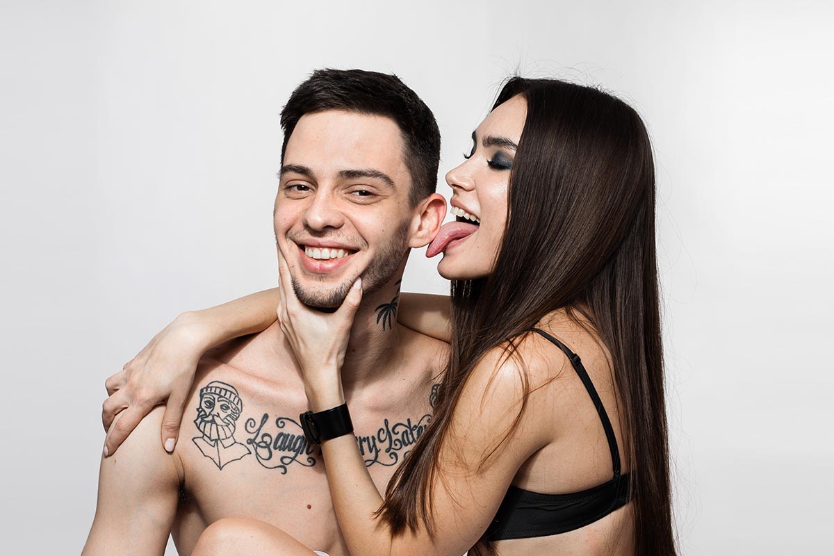 coppia ragazzo ragazza lingua orecchio leccare