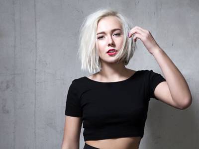 donna ragazza capelli bianchi