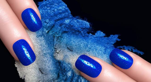 Si chiama wet manicure ed è il must delle unghie per un effetto bagnato sorprendente