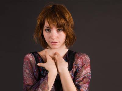 ragazza capelli shag