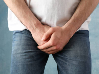 uomo mani inguine jeans