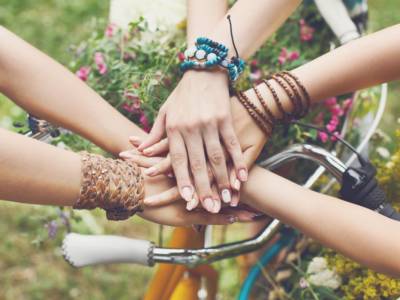 mani braccialetti amicizia