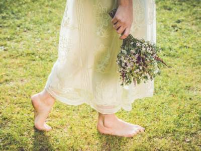 matrimonio bohemian chic piedi nudi erba