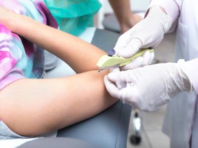 medico applicazione contraccettivo sottocutaneo