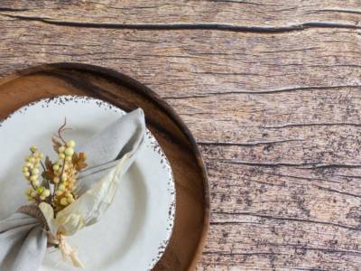 piatto sottopiatto legno tavolo