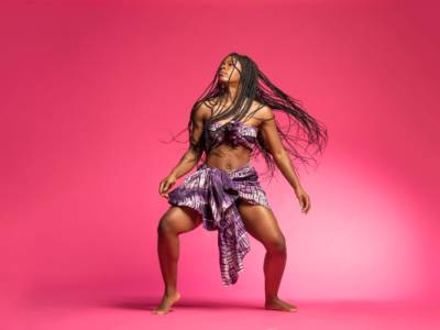 ragazza afro treccina ballo african dance