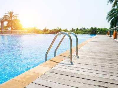 Come valorizzare una piscina fuori terra con una copertura di design