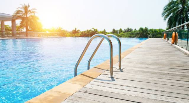 Come valorizzare una piscina fuori terra con una copertura di design
