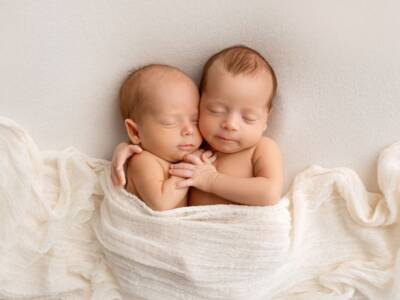 bambini neonati gemelli