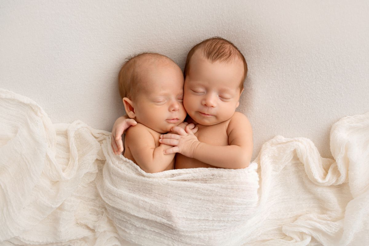 bambini neonati gemelli