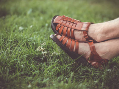 La bellezza del sandalo artigianale in cuoio: una scelta trendy e wellness, ecco i più belli