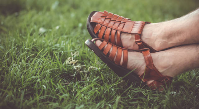 La bellezza del sandalo artigianale in cuoio: una scelta trendy e wellness, ecco i più belli