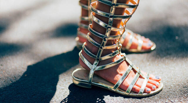 Attenzione: i sandali da gladiatore sono belli, ma possono essere dannosi per la salute