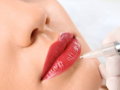 tatuaggio contorno labbra