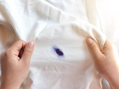 tessuto bianco macchia penna