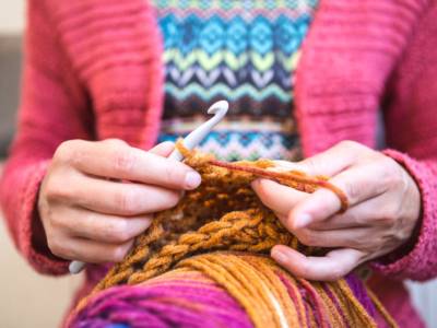 Lavorare a maglia fa bene alla salute: è la scienza a confermarlo